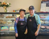 Vivianne et Roger Chartrand, devant leur comptoir chez Viv’s Kitchen, sur l'avenue Whitewood à New Liskeard (qui fait aujourd’hui partie de Temiskaming Shores). &mdash; PHOTO : Viv’s Kitchen