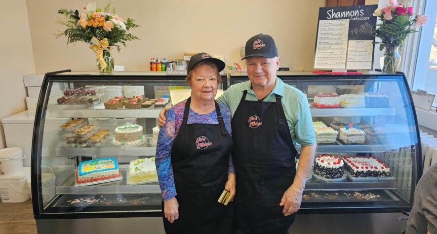 Vivianne et Roger Chartrand, devant leur comptoir chez Viv’s Kitchen, sur l'avenue Whitewood à New Liskeard (qui fait aujourd’hui partie de Temiskaming Shores). &mdash; PHOTO : Viv’s Kitchen