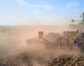 Pour préparer les semis, les agriculteurs devront dépenser beaucoup en carburant ce printemps.  &mdash; PHOTO : Envato