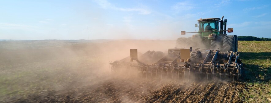 Pour préparer les semis, les agriculteurs devront dépenser beaucoup en carburant ce printemps.  &mdash; PHOTO : Envato