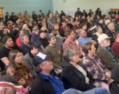 Près de 200 personnes préoccupées par la venue du TGV dans l'Est ontarien se sont rassemblés mercredi soir (6 mai) à Casselman. &mdash; PHOTO : Maxime Mainieri