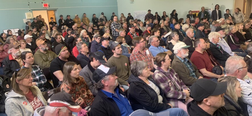 Près de 200 personnes préoccupées par la venue du TGV dans l'Est ontarien se sont rassemblés mercredi soir (6 mai) à Casselman. &mdash; PHOTO : Maxime Mainieri