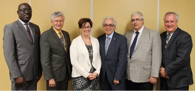 Francis Kasongo, du Collège Mathieu, et ses collègues du Conseil d’administration du RCCFC : Norbert Roy, du Collège communautaire du Nouveau-Brunswick; Brigitte Bourdages, du Cégep de Drummondville; Laurier Thibault, directeur général; Claude Harvey, du Cégep de La Pocatière; et Pierre Riopel du Collège Boréal, de Sudbury. (Photo du RCCFC)  