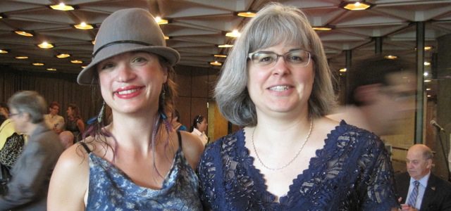 Angélique Bernard était présente à la cérémonie et a reçu les honneurs en son nom et en celui des deux autres bâtisseuses yukonnaises. Elle est ici accompagnée de Maryne Dumaine (à gauche) qui représentait Les EssentiElles. Photo : fournie.
  
