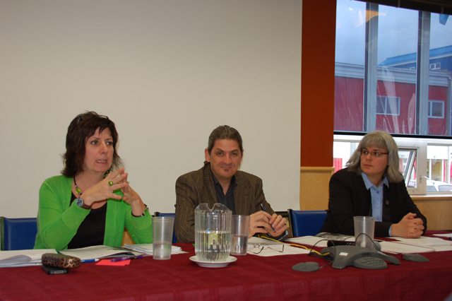Isabelle Salesse, directrice générale de l’AFY, André Bourcier, président de l’assemblée et nouveau vice-président de l’AFY et Angélique Bernard, présidente de l’AFY. Photo : Pierre-Luc Lafrance.  