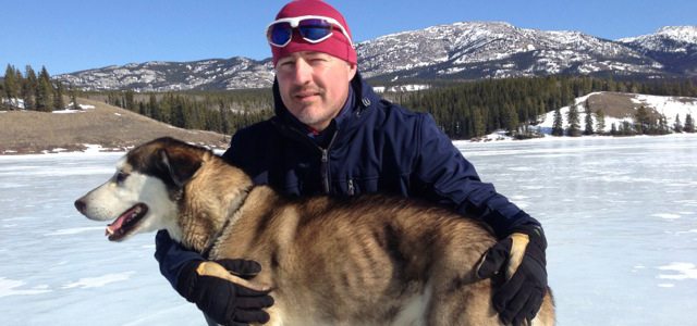 René Lapierre estime que la douleur est encore là, même si le litige qui l’opposait au gouvernement du Yukon (par l’entremise du ministère de l’Éducation) a pris fin par un jugement en sa faveur. Photo : fournie.  