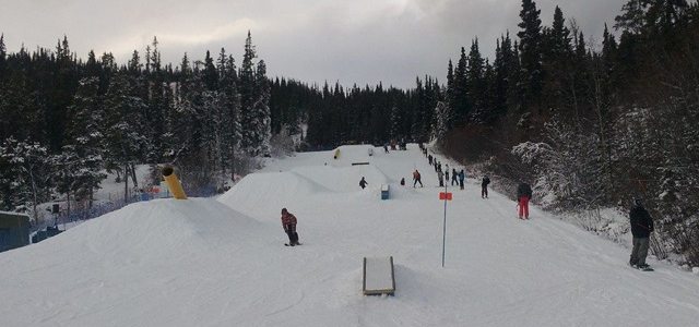 Le mont Sima a accueilli ses premiers skieurs le 1er novembre 2014. La station sera ouverte tous les samedis du mois de novembre de 11 h à 16 h. Photo : fournie.  