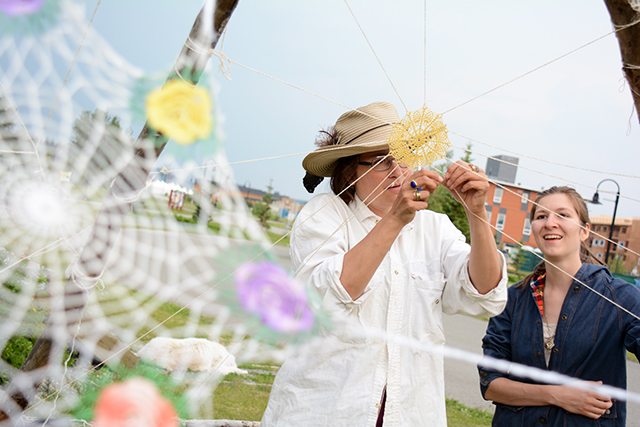 Nicole Bauberger et Jessica Vellenga présentaient au parc Shipyards Doily Webs, une activité participative de crochetage de toiles d’araignée. Photo : Thibaut Rondel  