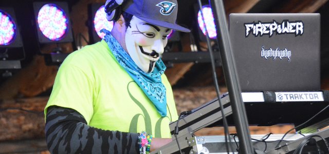 Kurtis Brown, alias DJ Durdy Kurdy, ouvre le bal lors du festival de musique électronique Paradise. Malgré une température automnale et quelques averses passagères, les quelque 250 festivaliers n’ont pas manqué de danser jusqu’au petit matin. L’événement se tenait le samedi 29 août à Kettley’s Canyon, sur les rives du lac Marsh. Photo : Thibaut Rondel  