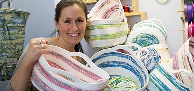À l’occasion de la foire des artisans Spring Spruce Bog qui se tiendra le 12 mars prochain à l’Hôtel Westmark de Whitehorse, Anie Desautels présentera ses paniers de corde peinte à la main. Photo: Anie Desautels  