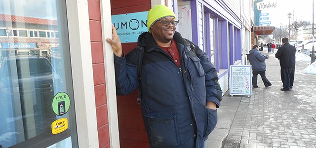 Léonard Robinson a découvert le Yukon grâce à un stage d’études en traduction à la Direction des services en français. Photo: Françoise La Roche  