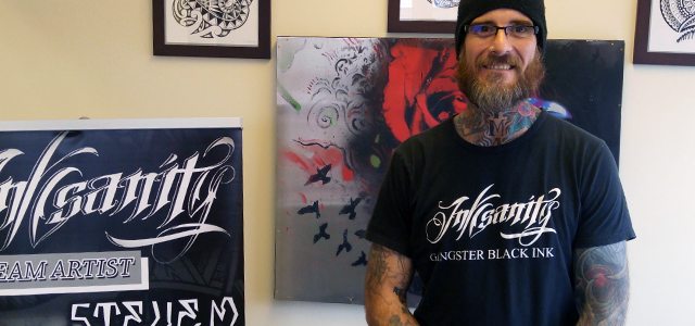 Steve Morin évolue dans l’univers du tatouage depuis près de 30 ans. Photo: Johan Demarle  