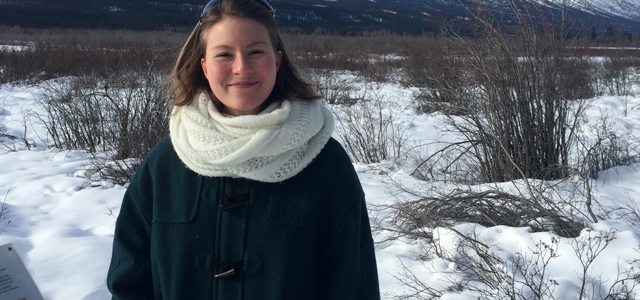 Geneviève Claveau à Haines Junction, à la découverte du Yukon. Photo : Laurette Sylvain  