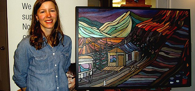 L’artiste-peintre Gabrielle Dupont pose à côté de son œuvre — Sandpiper Claim at Dusk — qui a remporté la compétition Northwestel et qui figurera sur la couverture du bottin 2017/18 pour le Yukon est le nord de la Colombie-Britannique. Photo : Matt Wallace  