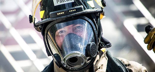 La Franco-Yukonnaise Pascale Geoffroy faisait partie des douze femmes sélectionnées pour participer à cette nouvelle édition estivale du Camp Ember - école de pompiers. Photo : Thibaut Rondel  