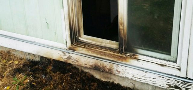 L'accusée a lancé de l'essence à travers une fenêtre ouverte avant d'y mettre le feu. Photo : GRC  