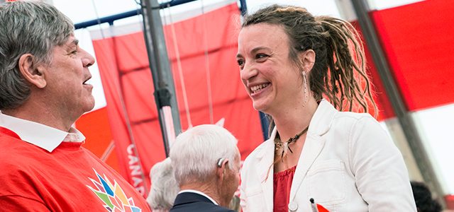 Le député du Yukon, Larry Bagnell, félicite Maryne Dumaine, le 1er juillet dernier, lors de la cérémonie de citoyenneté. Photo : Thibaut Rondel  
