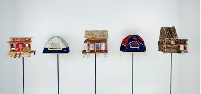 Les maisons nomades, présentées sur un support métallique représentant les différentes habitations d’Andréanne Bélanger pendant ses voyages. Photo : fournie  