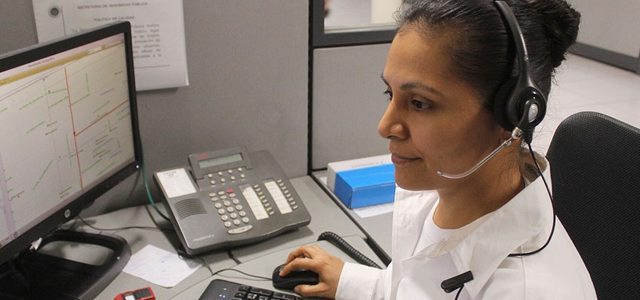 Une répartitrice reçoit une demande d’assistance dans un centre d’appel. Photo : Pixabay  