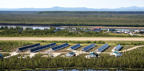 Le projet solaire à Old Crow devrait permettre de réduire considérablement le transport de diesel par avion.
Photo :  Fournie  