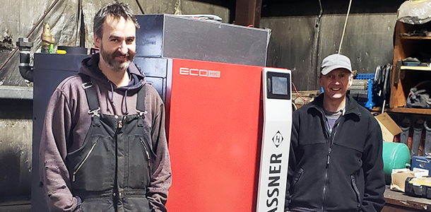 Ivan Thompsen de Bear Creek Logging (à gauche) et Christian Schmidt d’ACS Mechanical (à droite) posent devant le premier modèle Hargassner 120 kW ECO-HK (originaire d’Autriche) qui vient d’être approuvé par l’Agence canadienne de normalisation à Montréal. La chaudière, alimentée aux copeaux, sera très prochainement installée à Bear Creek Logging.
Photo : ACS Mechanical  