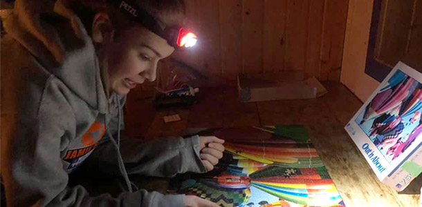 Marina Boulerice a découvert un casse-tête lors d’un séjour de distanciation sociale à Log Cabin. Toute la famille a participé à le faire. Mission accomplie, il a été terminé en trois jours, mais ils ont découvert qu’il lui manquait trois morceaux. Le plaisir ne semble pas avoir été diminué pour autant.
Photo : Manon Desforges  