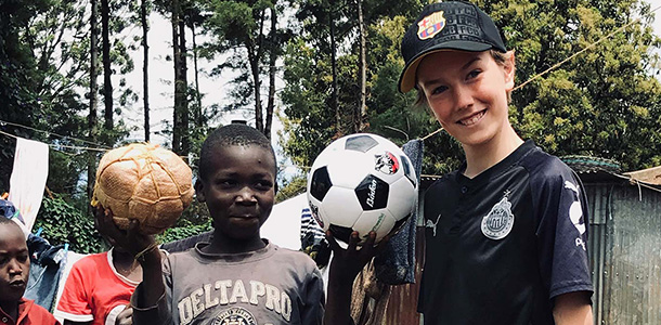 Nicholas Connell a profité d’un voyage au Kenya pour apporter 102 ballons pour de jeunes locaux.
Photo fournie  
