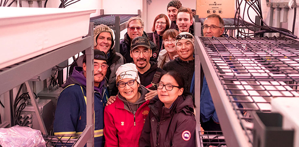 L’équipe du projet Naurvik pose dans l’un des conteneurs qui font office de serre et permet de nourrir le village de Gjoa Haven au Nunavut.
Photo : Thomas Surian/ARF  