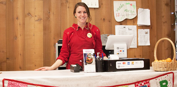 Cascia Krolczyk occupe le poste de gestionnaire pour l’organisme du marché des 12 jours de Noël. La voici en action lors de l’évènement de l’an passé.
Photo : Cascia Krolczyk  