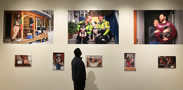 Alistair Maitland au milieu de ses « Doortraits ». Photo : Guillaume Riocreux.   