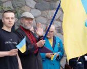 Le 24 août 2022, la Ville de Whitehorse soulignait le Jour de l’indépendance de l’Ukraine lors d’une cérémonie de lever de drapeau ukrainien devant une trentaine de personnes. Photo : Nelly Guidici.  