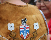 Pour les familles autochtones, « les grands-parents jouent souvent un rôle important dans l’éducation des enfants ainsi que dans la transmission des valeurs, des traditions et des connaissances culturelles aux jeunes générations », indique le rapport de Statistique Canada. « En 2021, 14,2 % des enfants autochtones vivaient avec au moins un de leurs grands-parents, comparativement à 8,9 % des enfants non autochtones. »  &mdash; Photo : Archives AB
