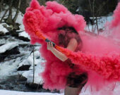 La photographe inuite Katherine Takpannie se sert de la performance pour rendre hommage aux femmes autochtones disparues et assassinées. Par le recours au mouvement et à la fumée rouge, elle dénonce les vies perdues et exprime la colère et la frustration autochtones face au déni de justice subi par ces victimes de racisme et de violence. &mdash; Photo :  Katherine Takpannie