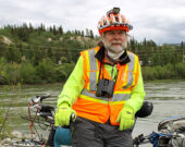 Paul Davis se déplace à vélo à longueur d’année, toujours vêtu pour être bien vu des automobilistes.  &mdash; Photo : Ève Brosseau
