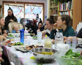Les repas-répits sont l’occasion pour les familles de partager un repas gratuit et de faire connaissance, d’échanger et de se réunir entre elles. Photo : Laurie Trottier  