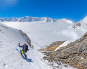 Claude Vallier sur le tournage de Nunatak dans le massif Saint-Élie. &mdash; Photo : Julien Cologne