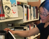Melissa Yu Schott, directrice de la bibliothèque publique de Whitehorse, voit d’un bon œil la collaboration avec Safe at Home. En tout, plus de 129 000 matériels ont été empruntés ou renouvelés à la bibliothèque en 2021, dont plus de 12 000 en français.  &mdash; Photo : Laurie Trottier