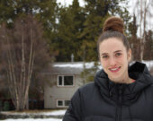 De passage à Riverdale pour quelques mois, Morgan Wienberg tente de sensibiliser la population yukonnaise à la situation à Haïti. Elle souligne que plus de 100 000 personnes sont actuellement déplacées, en raison des tremblements de terre antérieurs et de la hausse des violences.
 &mdash; Photo : Laurie Trottier