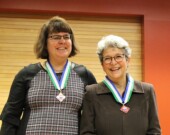 Angélique Bernard, commissaire du Yukon (à gauche), a offert un discours plein d’émotions saupoudré de touches d’humour lorsqu’elle a remis le prix de l’Ordre du Yukon à Jeanne Beaudoin (à droite). &mdash; Photo : Maryne Dumaine
