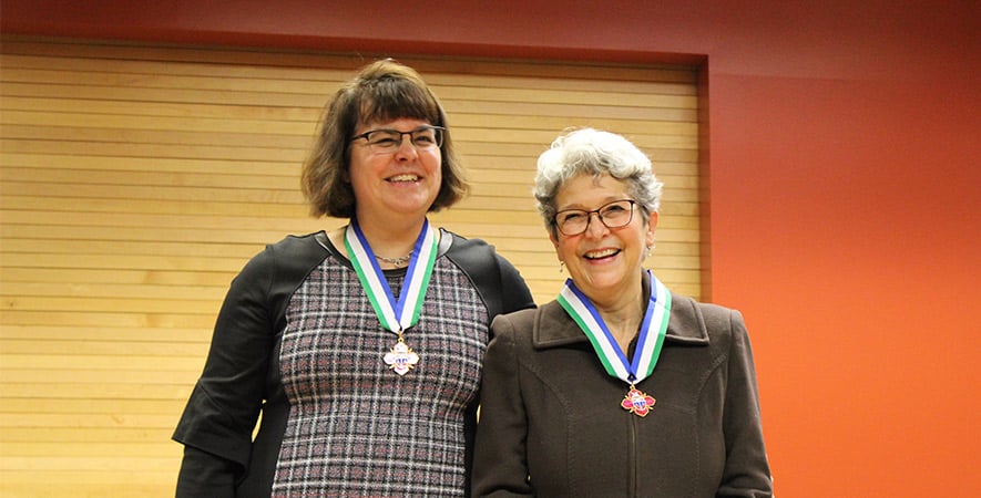 Angélique Bernard, commissaire du Yukon (à gauche), a offert un discours plein d’émotions saupoudré de touches d’humour lorsqu’elle a remis le prix de l’Ordre du Yukon à Jeanne Beaudoin (à droite). &mdash; Photo : Maryne Dumaine