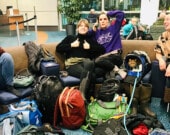 Un groupe de francophones du Yukon pris à l’aéroport de Vancouver pendant les fêtes. &mdash; Photo : Annie Maheux