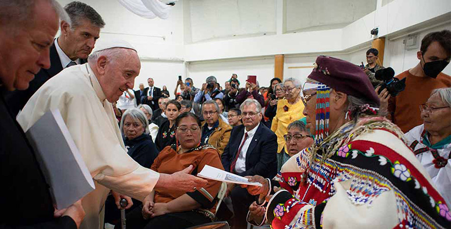 Lors d’une escale de quelques heures à Iqaluit, le pape a rencontré des survivants des pensionnats avant de renouveler ses excuses devant un public de 1 000 personnes. &mdash; Photo : Courtoisie Conférence des Évêques Catholiques du Canada