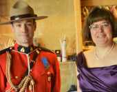 La commissaire du Yukon et son aide de camp, le gendarme Marc Tremblay, lors de la célébration du jubilé de platine en juin à Dawson. &mdash; Photo : Kathy Jones-Gates