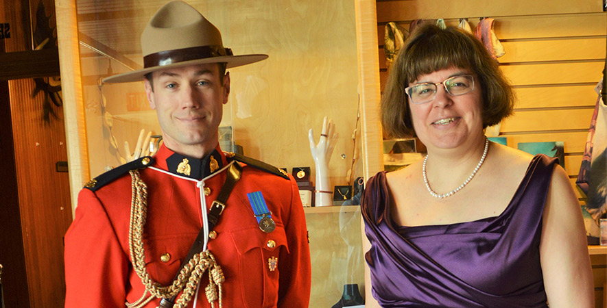 La commissaire du Yukon et son aide de camp, le gendarme Marc Tremblay, lors de la célébration du jubilé de platine en juin à Dawson. &mdash; Photo : Kathy Jones-Gates