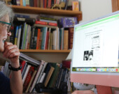 Cécile Girard, directrice du journal pendant 25 ans, est émue de découvrir les archives numériques. &mdash; Photo : Maryne Dumaine