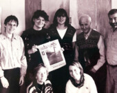 Pendant plus de deux décennies, <em>l’Aurore boréale</em> utilisait des pellicules photo avec une teinte rosée, car personne ne développait de photo en noir et blanc au Yukon. On voit ici le comité du journal, dans les années 90, composé de Danièle Rémillard, Cécile Girard, Angélique Bernard, le Père Tanguay, Léo Martel, Ève Camolli et Marie-Hélène Comeau. &mdash; Photo : Archives AB