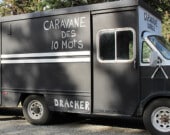 En 2017, la Caravane des dix mots s’était invitée à la Saint-Jean-Baptiste de Whitehorse. Marie-Hélène Comeau y avait installé son camion d’art pour proposer des ateliers de création. &mdash; Photo : Marie-Hélène Comeau