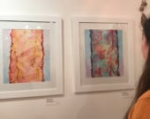 La série de tableaux présentée par Maya Chartier, alias Akassiyah, représente les dendroctones de l’épinette qui créent des tunnels entre l’écorce et l’arbre. &mdash; Photo : Laurie Trottier