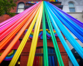 Plusieurs des enjeux propres aux communautés de la diversité sexuelle et de genre diffèrent de ceux au centre des préoccupations des Premiers Peuples. Mais de part et d’autre, au cœur des revendications se trouvent le désir et le droit à l’autodétermination et à la fierté. &mdash; Photo :  Flickr