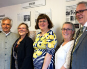 Le 11 mai dernier, une partie du CA de la SHFY était présente lors du vernissage de l’exposition sur l’histoire francophone du Yukon, à la maison Taylor. &mdash; Photo : Manon Touffet